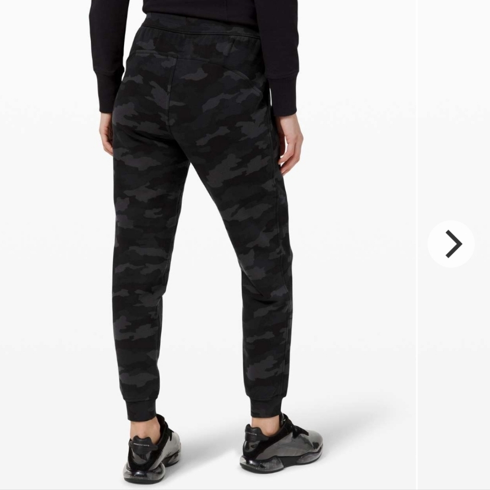 #266. Lululemon Athletica Scuba High-rise Jogger Fleece 28" - Picture 4 of 11